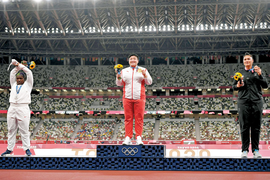 ● 桑德斯（左）於頒獎台上示威。 法新社