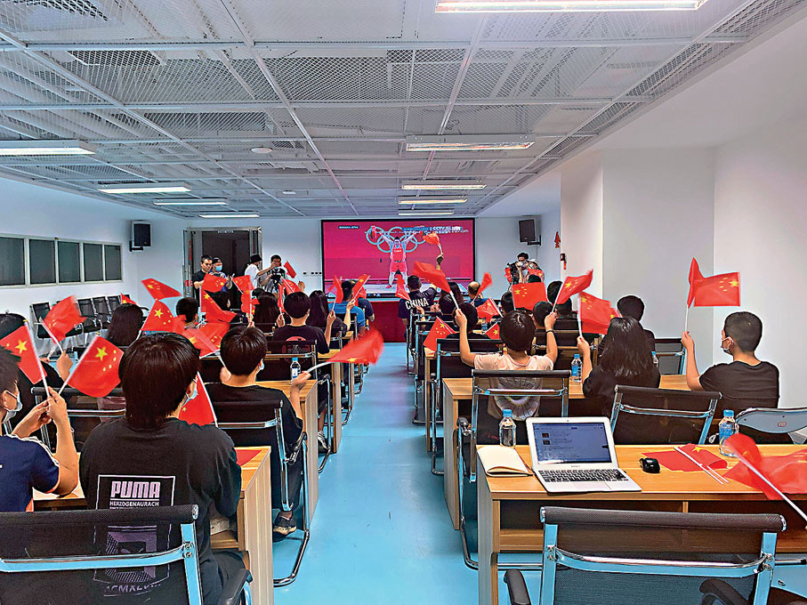●福州市體育局組織福州市體工隊隊員觀看李雯雯比賽。 香港文匯報記者蘇榕蓉  攝