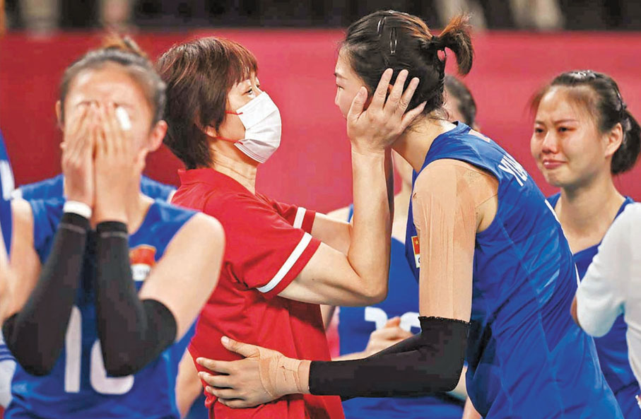 ●8月2日，中國隊主教練郎平（左二）與球員袁心玥在比賽後。  新華社