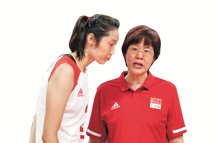 ●7月29日，中國隊主教練郎平（右）與朱婷交流。  中新社