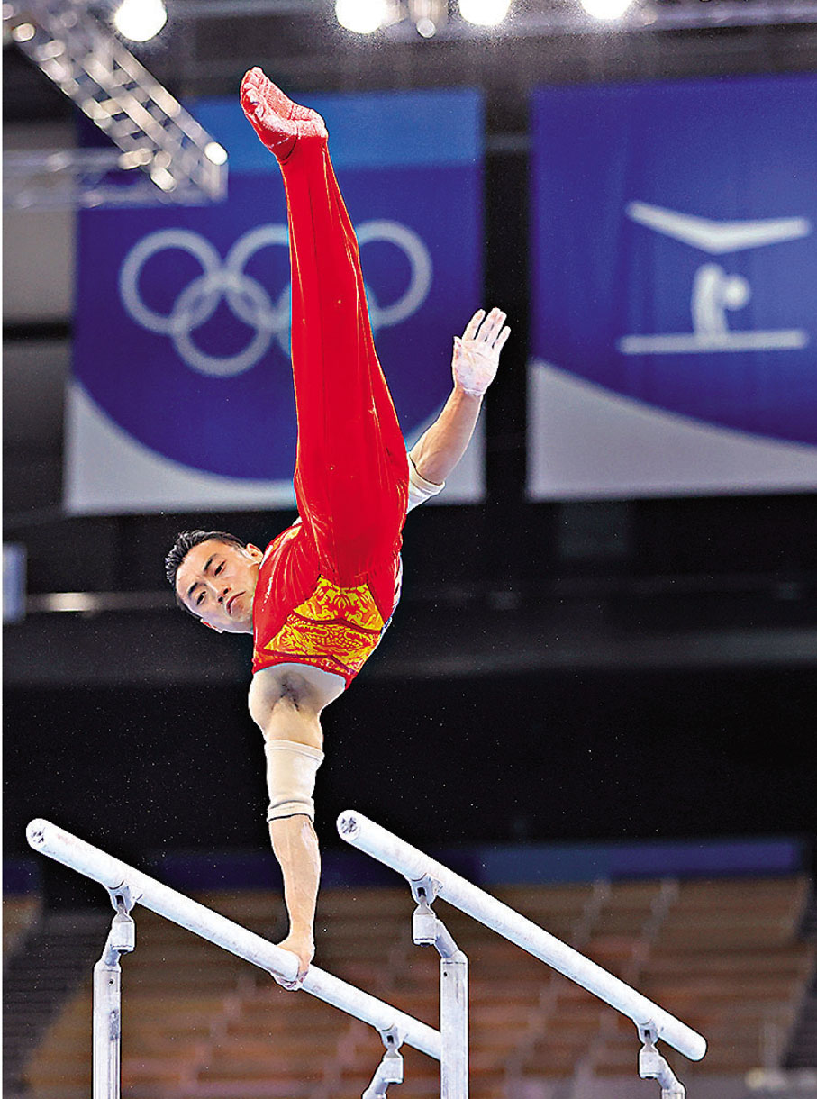 ●8月3日，在東京奧運會體操項目男子雙槓決賽中，鄒敬園奪得冠軍。  新華社