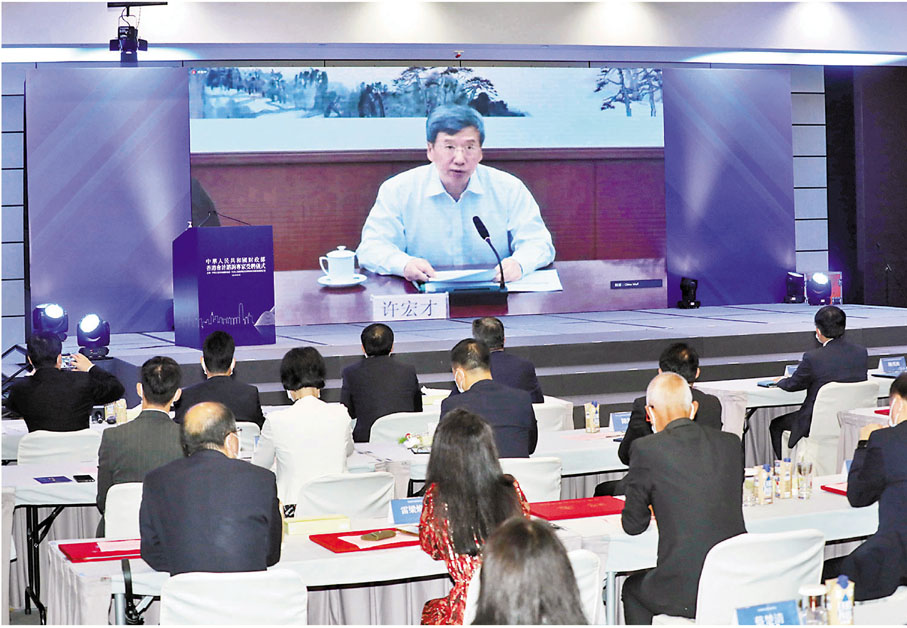 ●財政部副部長許宏才透過視像致辭。 香港文匯報記者 攝