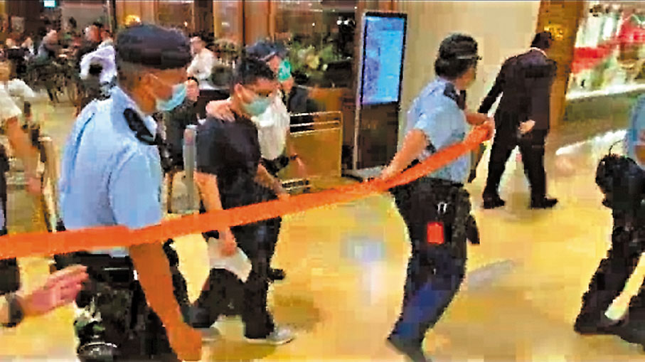 ●被告馬俊文另涉干犯國安法還柙候審。圖為他去年8月15日在金鐘太古廣場涉叫「港獨」口號被捕。網上片段截圖