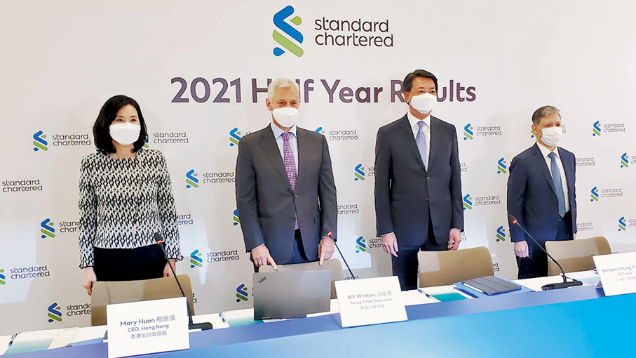 ●渣打洪丕正(右二)表示，亞洲經濟將帶領全球復甦，而內地經濟屬最大引擎。 記者岑健樂  攝