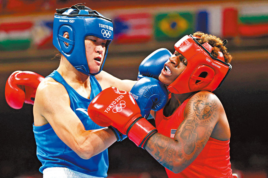 ●谷紅(左)在昨天準決賽戰勝了美國隊的瓊斯。  法新社