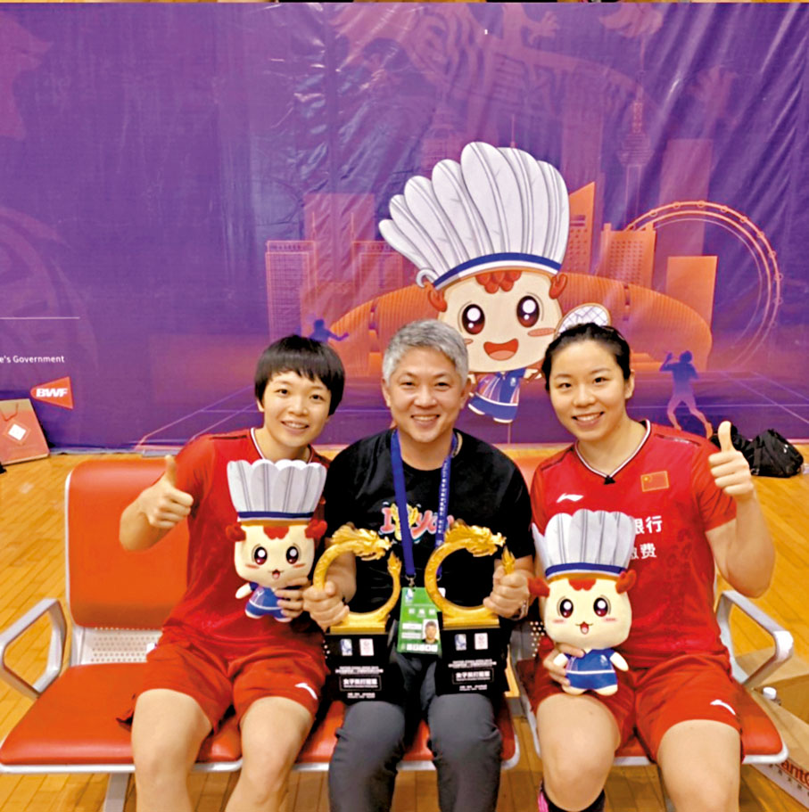 ●姜京珍（中）上任僅三個月就幫助國羽女雙組合重新奪回世界第一的寶座。   網上圖片