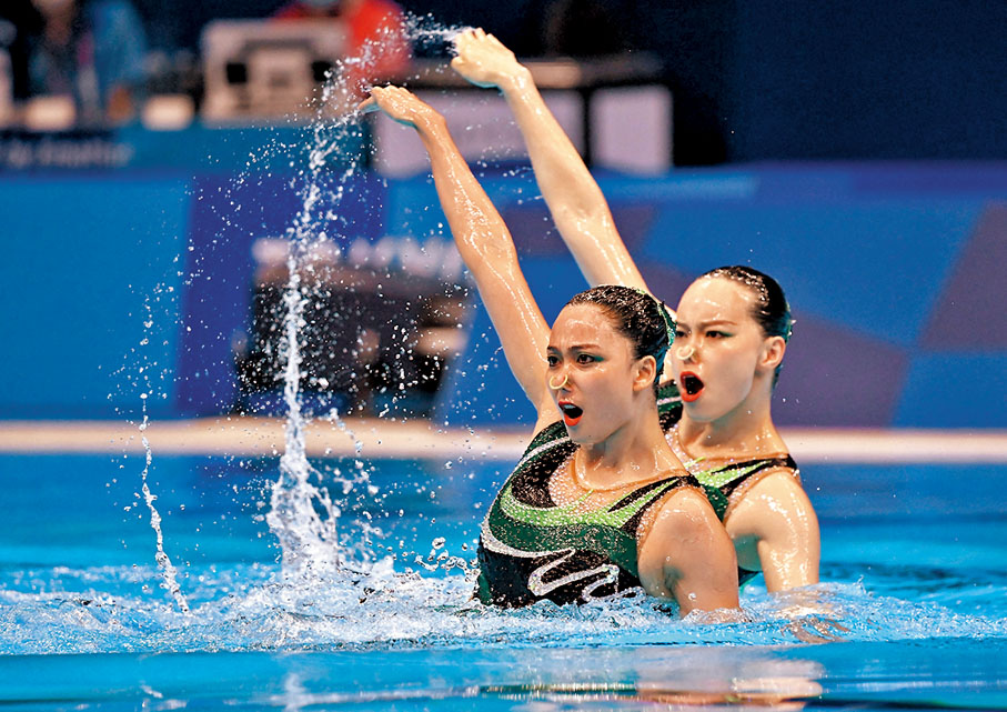 ●8月4日，東京奧運會花樣游泳雙人項目自由自選決賽舉行。最終，中國選手黃雪辰/孫文雁獲得雙人項目亞軍。 法新社
