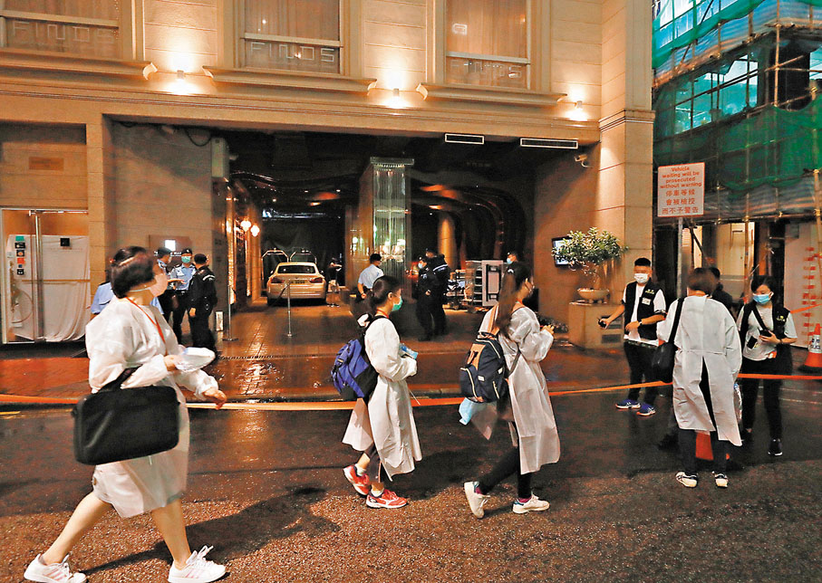 ● 澳門染疫少女的同房女生入住的尖沙咀帝樂文娜公館昨晚封區強檢。 香港文匯報記者 攝