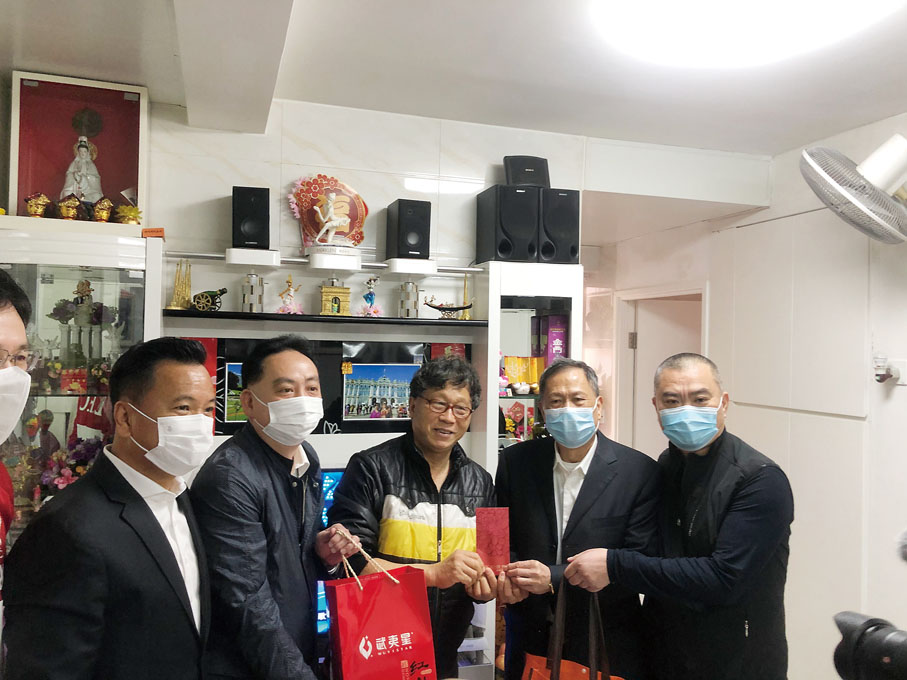 ● 蘇清棟（左一）與香港福建社團聯會首長與會員們探望福建基層鄉親。