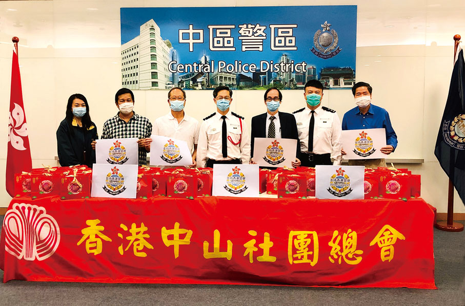 ● 今年新春之際，簡植航聯同中山社團總會首長到中區警署送上福袋，同慶佳節。