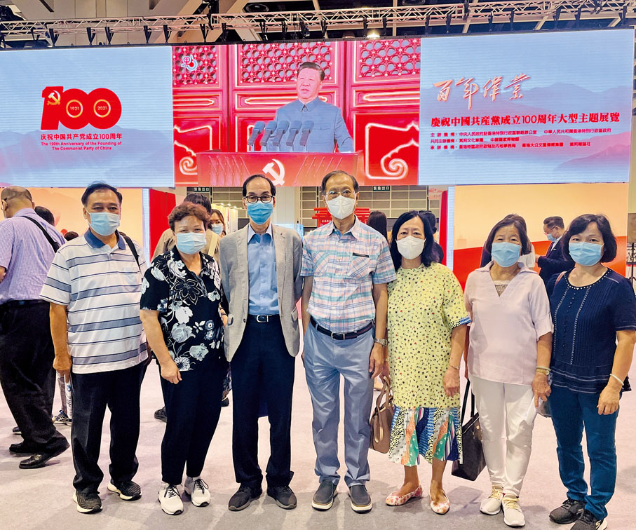 ● 簡植航率隊參觀「百年偉業——慶祝中國共產黨成立 100 周年大型主題展覽」。