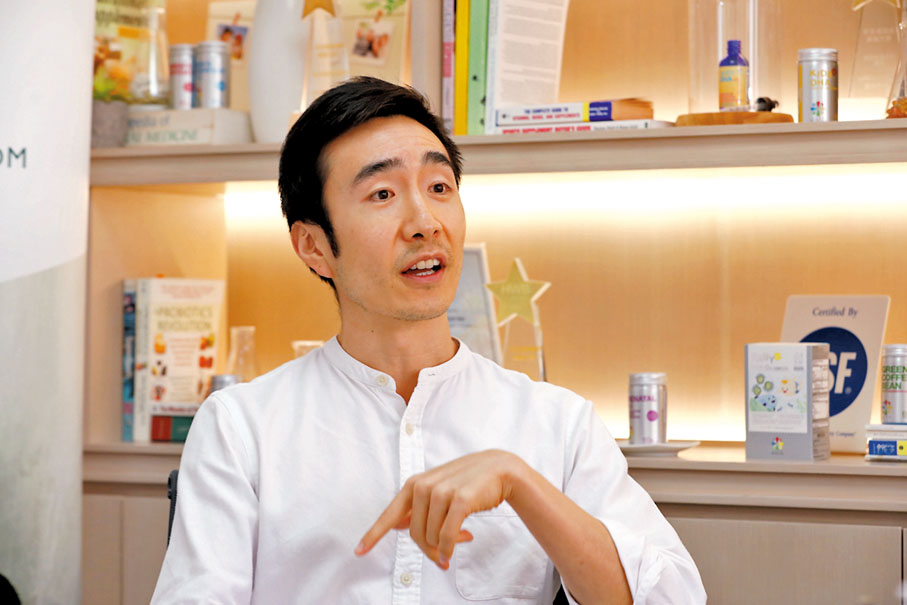 ●王維駿從美國回港後，發現想找專業人員在家照顧受傷的親人很困難，啟發了他成立居家護理服務。香港文匯報記者  攝