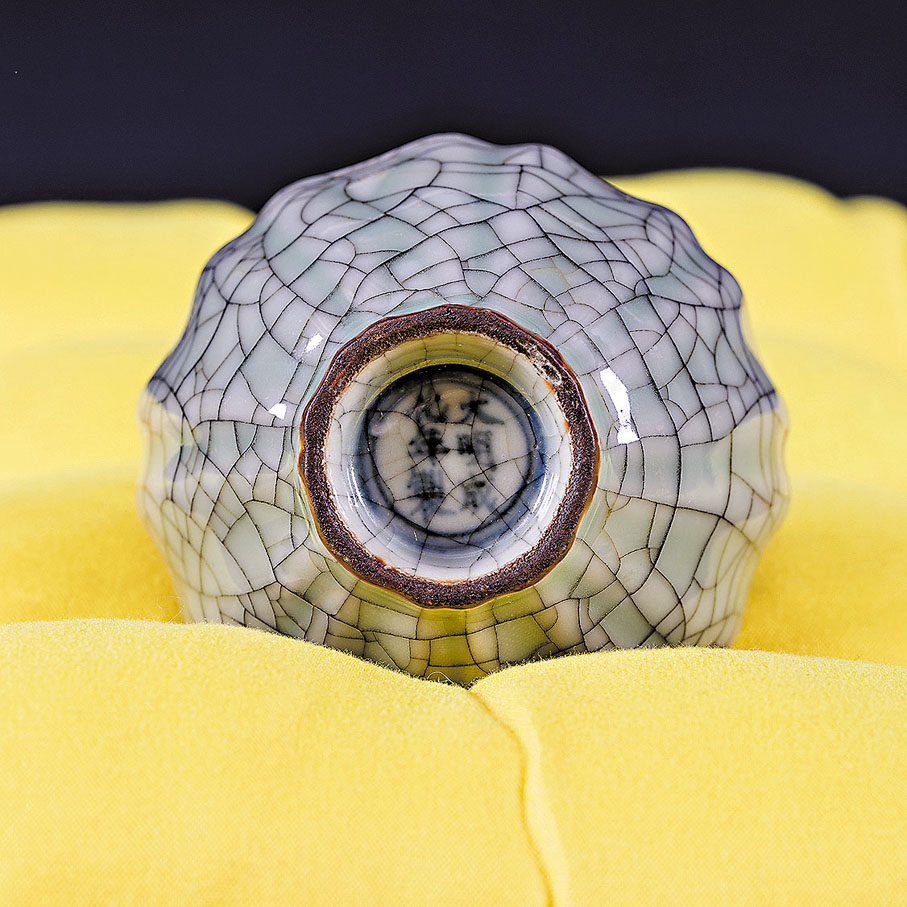 ●明成化仿哥窯杯底款