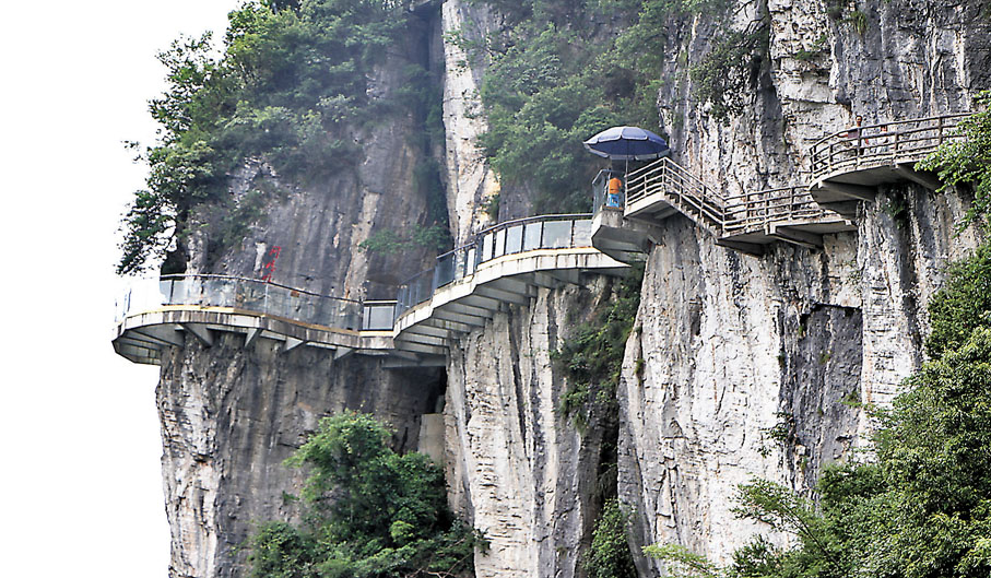 ●懸掛在峭壁上的月影棧道。