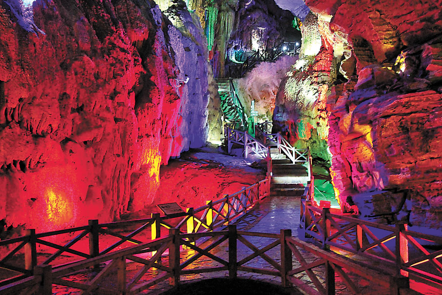 ●龍洞曲徑通幽最窄處僅一人通過