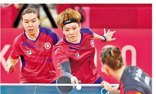 ● 李皓晴(左)、杜凱琹雙打先輸一場劣勢下，港隊連贏三場單打奪銅牌。法新社