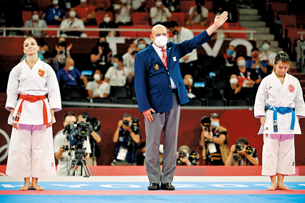 ●裁判高舉左手，宣告劉慕裳勝出。 法新社