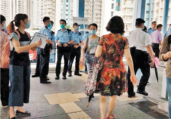 ●去年九龍社團聯會在九龍灣擺街站遇襲,警員到場調查。 資料圖片