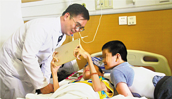 ●8月5日，港大深圳醫院院長盧寵茂等37位港籍醫生獲得了由深圳市人社局頒發的《廣東省職稱證書》。圖為取得正高級職稱的香港大學深圳醫院助理院長杜啟峻，在病房與患者親切交流。 受訪者供圖