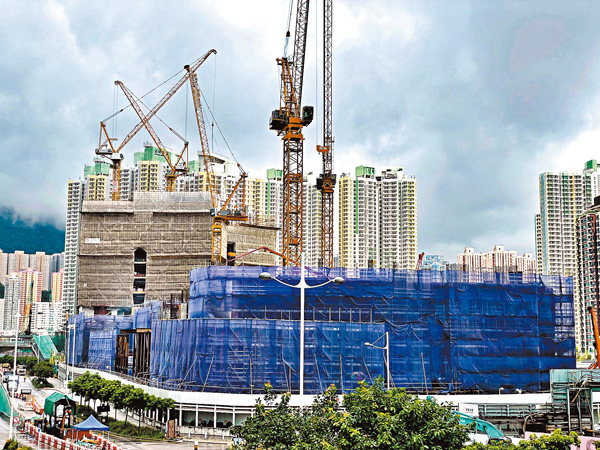 ● 新地第1F區1號地王住宅項目地盤。左為利福國際雙子塔（SOGO）項目。