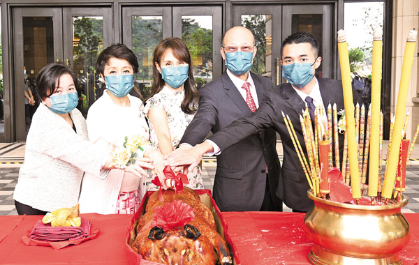 ● 澳娛綜合董事局主席何超鳳（中）、常務董事梁安琪（左二）、董事蘇樹輝（右二），以及何超蕸（左一）和何猷亨（右一）出席拜神儀式，慶祝上葡京分階段開業。