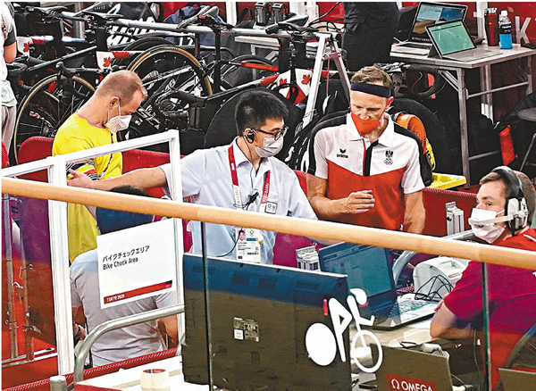 ● 每日經過王子千（左二）檢驗的戰車超過千架。 本報記者郭正謙東奧傳真