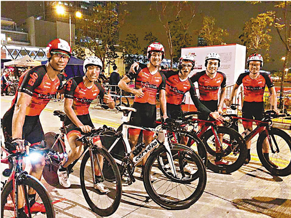 以前做單車運動員時的王子千（左三）已有了奧運夢。  facebook圖片