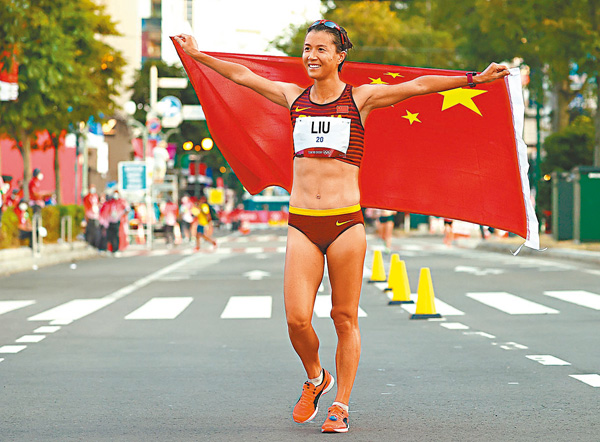 ●劉虹奪銅後披國旗慶祝。 路透社