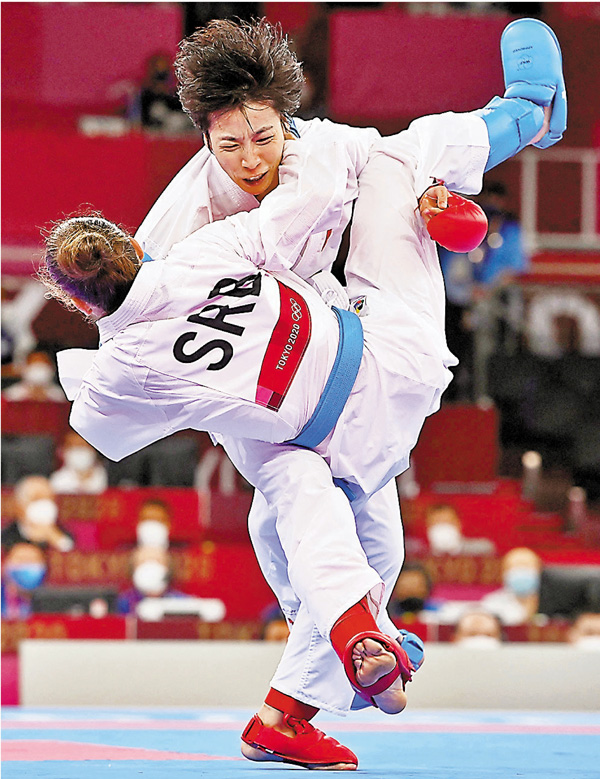 ● 尹笑言在東奧會空手道女子組手61公斤級決賽對戰塞爾維亞選手喬瓦娜·普雷科維奇。 法新社