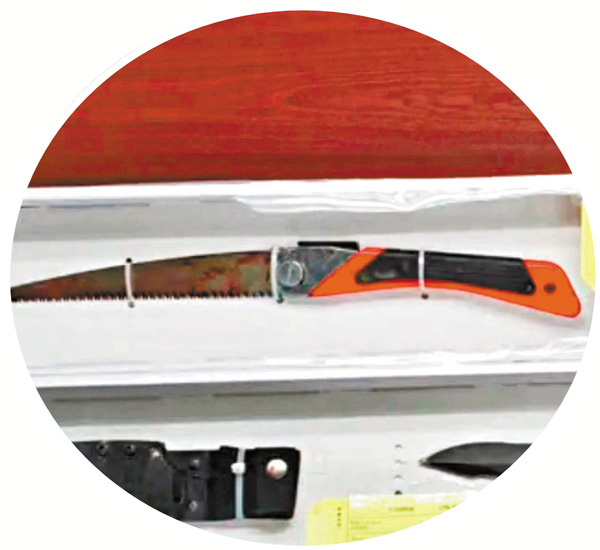 ●警方檢獲一把染有血的刀。