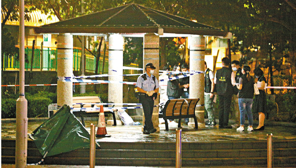 ●七旬翁伏屍海珠路遊樂場的涼亭下，警方封鎖現場調查。 香港文匯報記者 攝