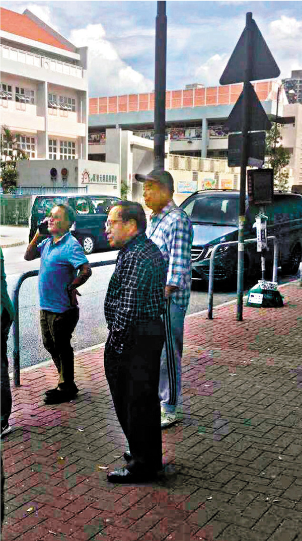 ●李永達（左一）﹑黎智英（戴帽者）﹑何俊仁等在元朗暴動期間在現場「抽水」。資料圖片