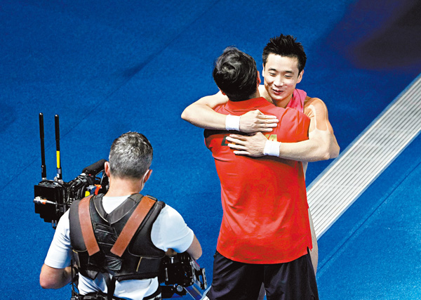 ●在得知勝出一刻，曹緣與教練擁抱慶祝。  中新社