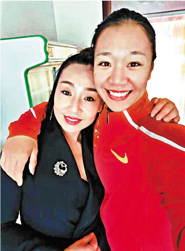 ●劉詩穎（右）和母親車壽榮。 本報山東傳真