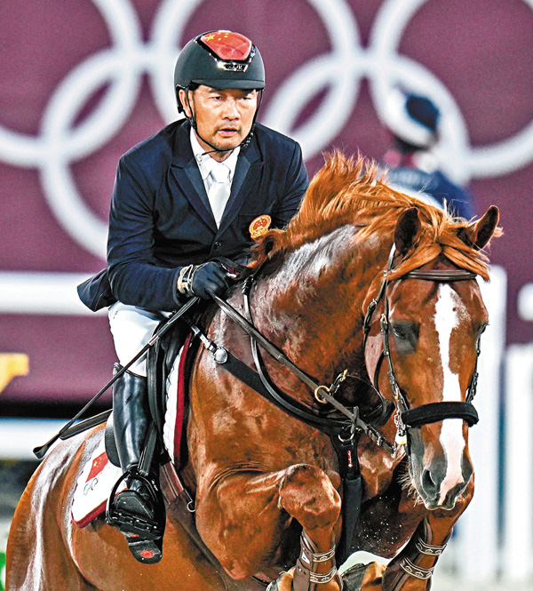 ●李振強（見圖）與兒子李耀鋒在比賽中。 新華社