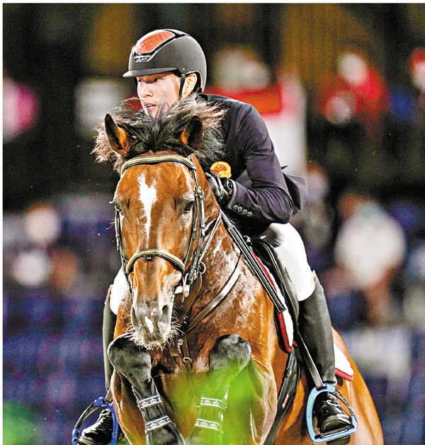 ●李振強與兒子李耀鋒（見圖）在比賽中。 新華社