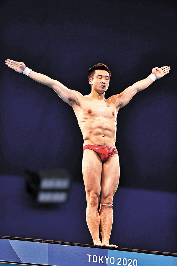 ●  8月7日，在東京奧運會跳水男子10米跳台決賽中，曹緣奪得冠軍。    新華社