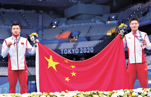 ●  曹緣（左）和隊友楊健在頒獎儀式後慶祝。 新華社
