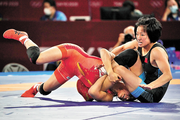 ● 8月7日，女子自由式摔跤50公斤級決賽，中國選手孫亞楠（右）對戰日本選手須崎優衣。 美聯社
