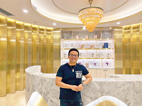 ● 在市道動盪及新冠疫情下，即使老字號酒樓亦在本港舉步維艱。皇上皇集團則毅然「北上」深耕大灣區內地城市。圖為劉東明。