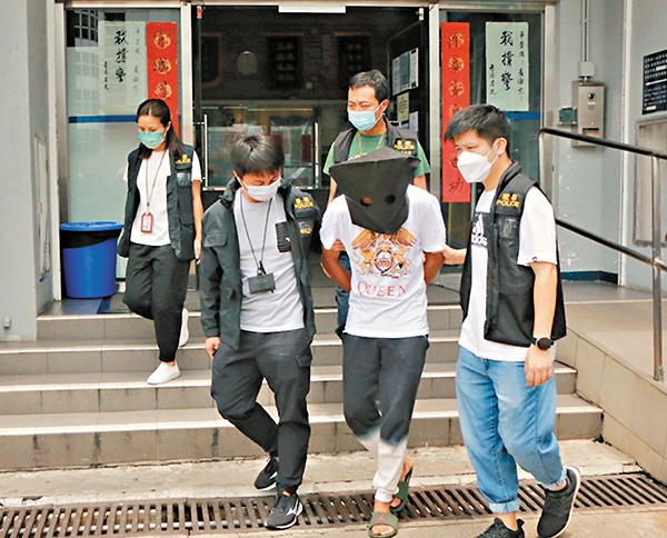 ●警方拘捕5名巴基斯坦裔男子,涉與7月28日尖沙咀329萬元比特幣劫案有關。圖為其中一名被捕疑犯。 香港文匯報記者 攝