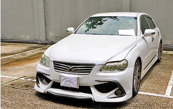 ●接應劫匪逃離現場的白色私家車。 香港文匯報記者 攝