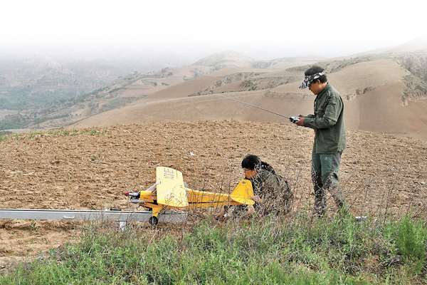 ● 張玉坤團隊2007年自製起飛架，讓航拍機在陝西航拍早期古人類遺址中使用。 受訪者供圖