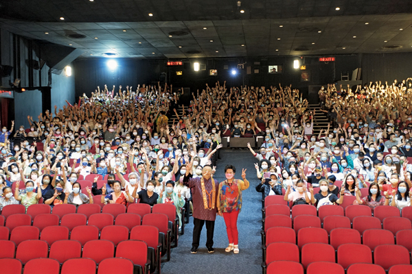 ●李居明和家燕姐走到觀眾席大合照。