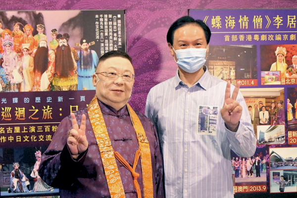 ● 粵劇名伶龍貫天(右)到場支持。