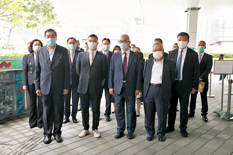 ●港區全國人大代表陳亨利、立法會主席梁君彥昨日陪同17位紡織及製衣界代表報名參選。 香港文匯報記者  攝