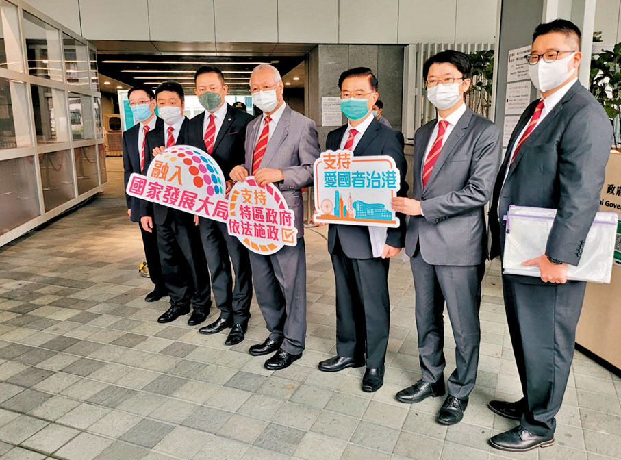 ●袁武（右三）強調選委會責任重大，希望能選出團結香港、帶領香港繁榮穩定的特首。 　香港文匯報記者  攝