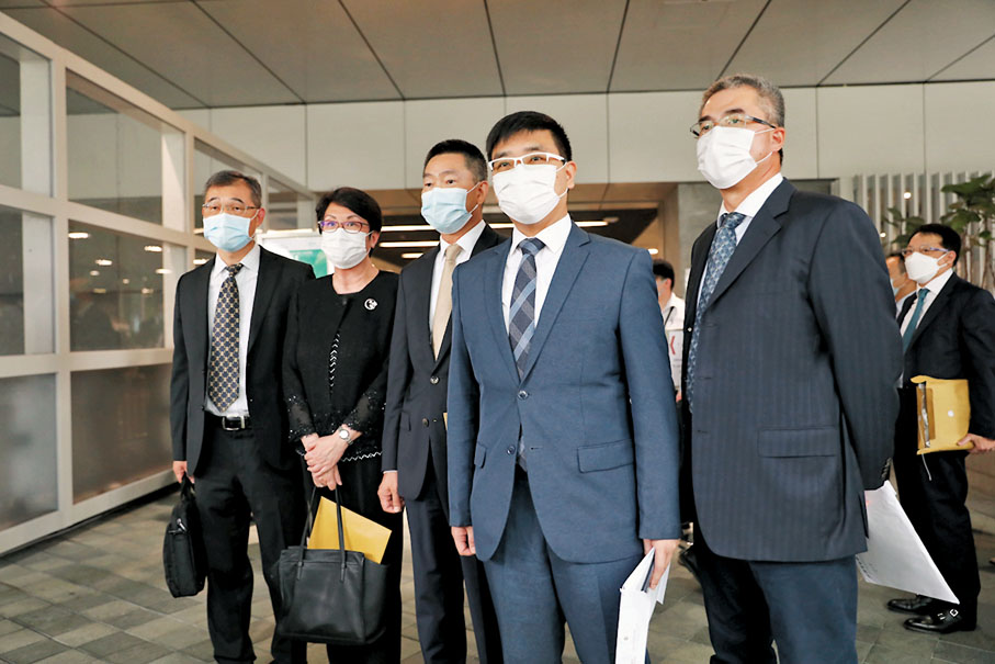 ●李浩然（右二）、譚岳衡（中）報名參選。 香港文匯報記者  攝