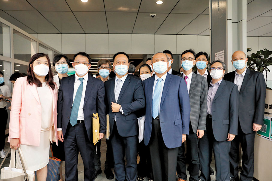 ●陳錦榮（左二）率領15人名單報名參選。 香港文匯報記者  攝