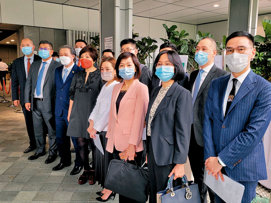 ●朱李月華（左四）率領17人名單報名參選。 香港文匯報記者  攝